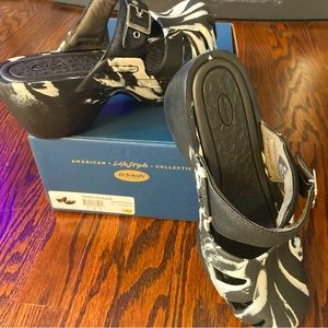 Brand: Dr Scholls. Dance-On. Size 9M. Color: Black & White.